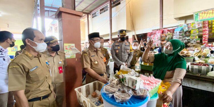 JELANG HARI RAYA IDUL FITRI, BUPATI HSS TINJAU HARGA BAHAN POKOK DI PASAR LOS BATU KANDANGAN