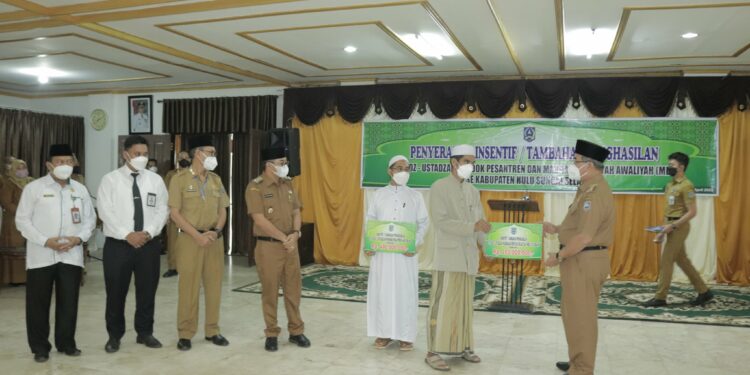 USTADZ DAN USTADZAH DI KAB. HSS DAPAT TAMBAHAN INSENTIF