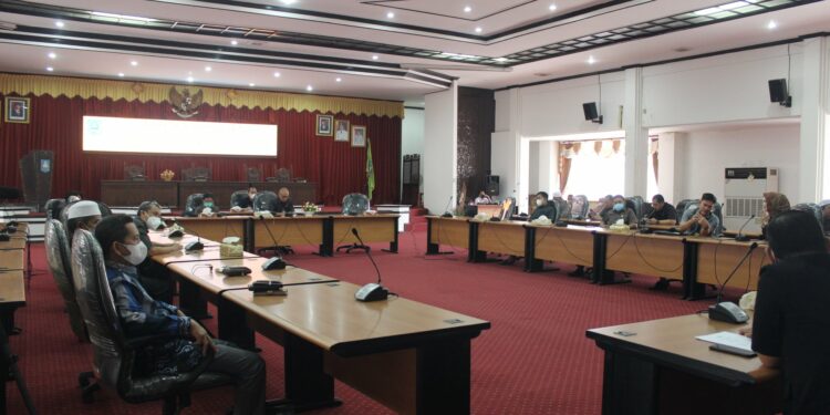 PEMKAB HSS MENGGELAR RAPAT GABUNGAN DENGAN KOMISI DPRD KAB HSS