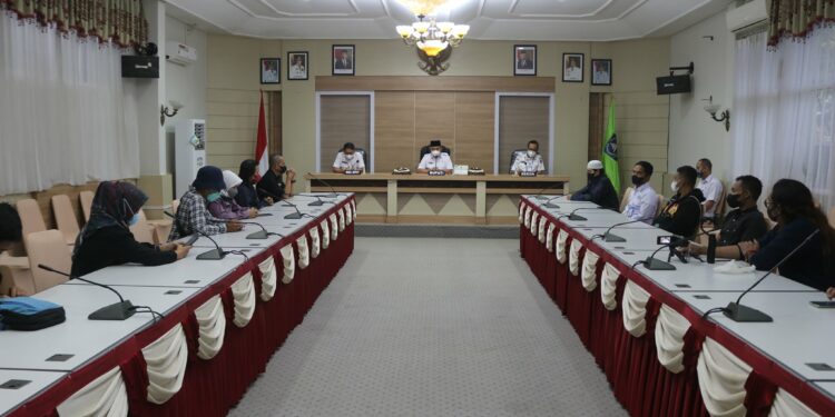 PERERAT SILATURAHMI DENGAN INSAN PERS, PEMKAB HSS GELAR AUDIENSI DENGAN WARTAWAN