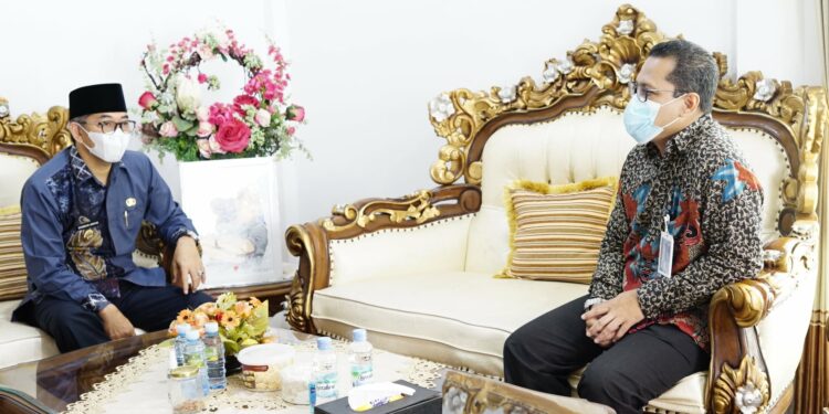 Wakil Bupati Hulu Sungai Selatan (HSS) Syamsuri Arsyad S.AP MA menerima kunjungan silaturahmi dari pimpinan BNI KCP Kandangan Donny Indrianto, Kamis (28/04) di Rumah Dinas.