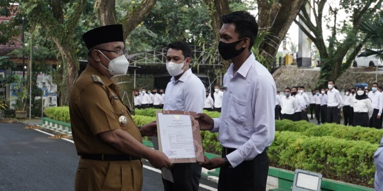 Bupati Hulu Sungai Selatan menyerahkan Surat Keputusan penempatan ASN PPPK Guru formasi tahun 2021 di lingkungan Pemkab. HSS