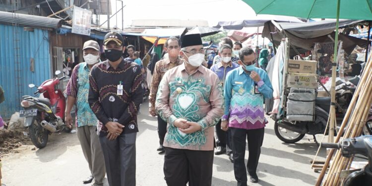 BUPATI TINJAU HARGA KEBUTUHAN BAHAN POKOK DI PASAR NAGARA