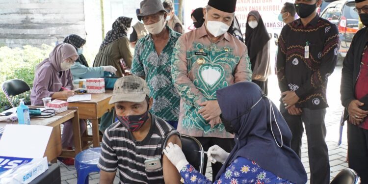 Bupati Hulu Sungai Selatan melanjutkan giatnya untuk meninjau pelaksanaan kegiatan vaksinasi Covid-19