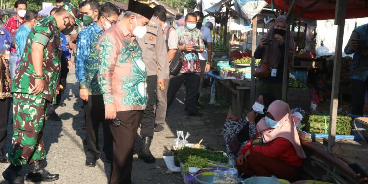 JELANG RAMADHAN, BUPATI ACHMAD FIKRY PANTAU LANGSUNG HARGA BAHAN POKOK