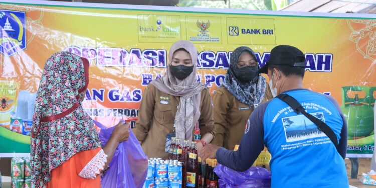 Masyarakat Desa Jelatang Antusias Dengan Diadakannya Operasi Pasar Murah yang Digelar Dinas Perdangangan HSS