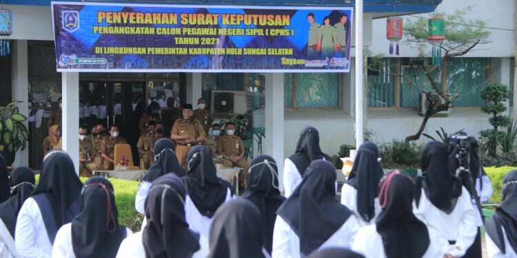 Serahkan 315 SK CPNS Tahun 2021, Bupati HSS minta ASN Harus Menjadi Teladan di Masyarakat