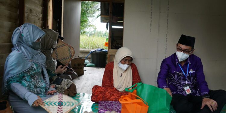 Berbagi Kebahagiaan, Sekda Kab. HSS Kunjungi Lansia Asuh “Nenek Sampurna”