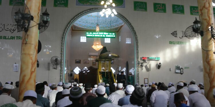 WABUP SYAMSURI ARSYAD SHALAT IDUL FITRI 1443 HIJRIAH BERSAMA MASYARAKAT DAHA