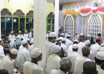 WAKIL BUPATI MENGHADIRI PERINGATAN HAUL KE-216 SYEKH KH. MUHAMMAD ARSYAD AL BANJARY (DATU KELAMPAYAN) SEKALIGUS HAUL KE-119 SYEKH H. MUHAMMAD THAHER (DATU DAHA)