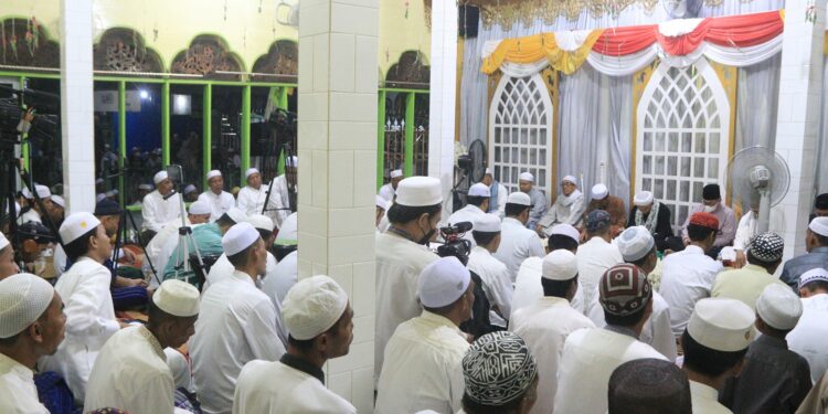 WAKIL BUPATI MENGHADIRI PERINGATAN HAUL KE-216 SYEKH KH. MUHAMMAD ARSYAD AL BANJARY (DATU KELAMPAYAN) SEKALIGUS HAUL KE-119 SYEKH H. MUHAMMAD THAHER (DATU DAHA)