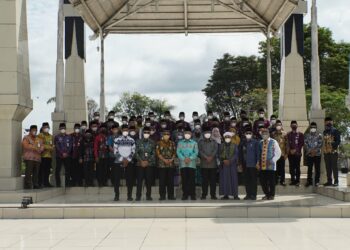 PEMERINTAH KAB. HSS MELAKSANAKAN ZIARAH KE MAKAN PAHLAWAN NASIONAL DALAM RANGKA MEMPERINGATI HUT KE-73 PROKLAMASI GUBERNUR TENTARA ALRI DIVISI IV PERTAHANAN KALIMATAN SELATAN TAHUN 2022