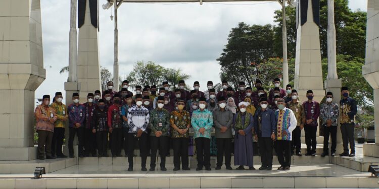 PEMERINTAH KAB. HSS MELAKSANAKAN ZIARAH KE MAKAN PAHLAWAN NASIONAL DALAM RANGKA MEMPERINGATI HUT KE-73 PROKLAMASI GUBERNUR TENTARA ALRI DIVISI IV PERTAHANAN KALIMATAN SELATAN TAHUN 2022