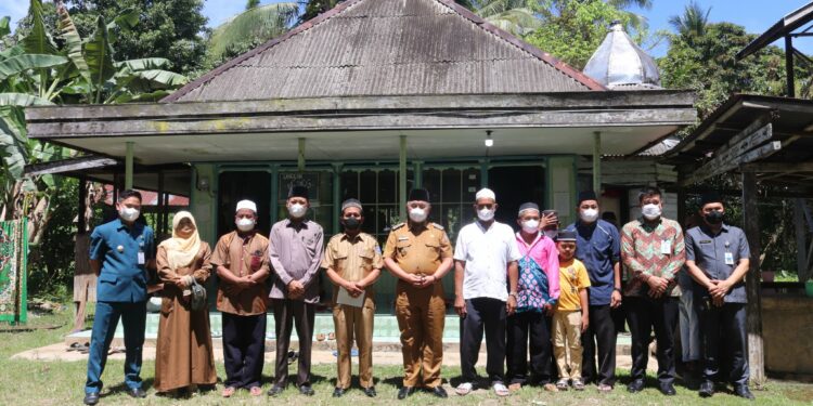 BUPATI HSS BERSILATURAHMI DENGAN WARGA PANJANG BAHAGIA SEKALIGUS MELIHAT LANGSUNG KONDISI LANGGAR DARUSSIFA