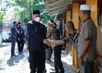 BUPATI & WAKIL BUPATI HSS BERTAKZIAH KE RUMAH DUKA ALMARHUM M. HADARIANSYAH BIN ABDUL GAFFAR