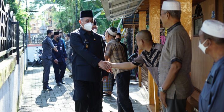 BUPATI & WAKIL BUPATI HSS BERTAKZIAH KE RUMAH DUKA ALMARHUM M. HADARIANSYAH BIN ABDUL GAFFAR