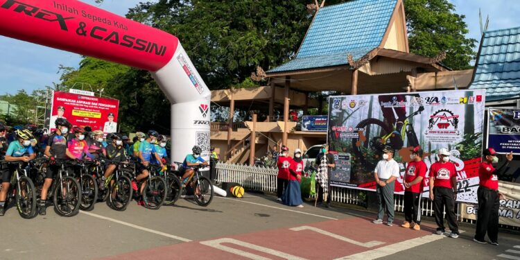 PERINGATI HUT PROKLAMASI ALRI DIVISI IV KE 73 PERTAHANAN KALIMANTAN, BUPATI HSS MELEPAS PARA PESERTA GOWES TILAS PAHLAWAN