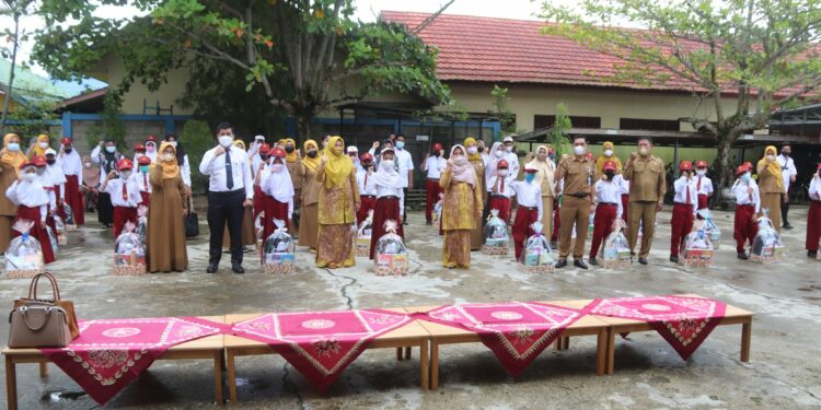 GNOTA SERAHKAN PAKET BANTUAN SISWA UNTUK 17 SD DI KECAMATAN KANDANGAN