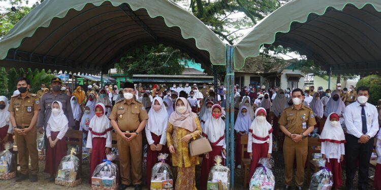 GNOTA SERAHKAN PAKET BANTUAN SISWA UNTUK 74 ORANG SISWA DI KECAMATAN DAHA