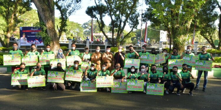 Bupati & Wakil Bupati HSS Serahkan Voucher Atlet dan Pelatih Tahap II Event Kejurprov 2021