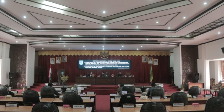 “RAPAT PARIPURNA PEMBICARAAN TINGKAT II ATAS 2 RANPERDA INISIATIF DPRD KABUPATEN HULU SUNGAI SELATAN”