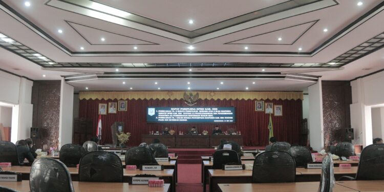 “DPRD KABUPATEN HSS GELAR RAPAT PARIPURNA PEMBICARAAN TINGKAT I PENYAMPAIAN RANPERDA TENTANG PAJAK & RETRIBUSI DAERAH”
