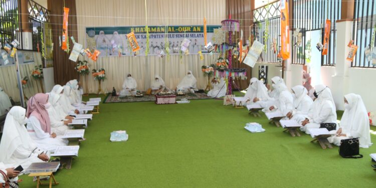 Ketua TP PKK Kab. HSS Hj Isnaniah Achmad Fikry Ikuti Khataman Al Qur’an dan Bersilaturahmi dengan Ketua TP PKK Kecamatan