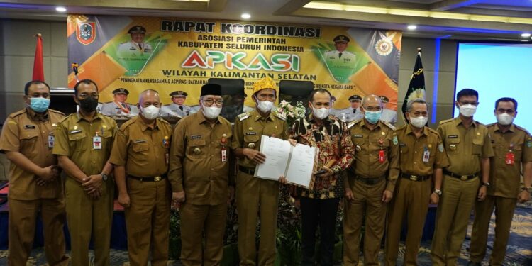 ASISTEM PEREKONOMIAN DAN PEMBANGUNAN SETDA KAB. HSS DIDAMPINGI KABAG PEMERINTAHAN SEKTA KAB. HSS MEWAKILI BUPATI HSS MENGHADIRI RAKORWIL APKASI