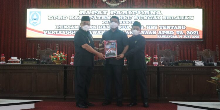 Ranperda Tentang Pertanggungjawaban Pelaksanaan APBD TA. Disampaikan Bupati HSS Pada Rapat Paripurna DPRD