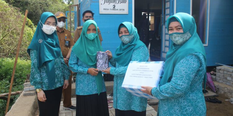 PENUH SEMANGAT TP. PKK KAB. HSS LAKUKAN PEMBINAAN DAN PENYERAHAN BANTUAN DI KECAMATAN DAHA UTARA