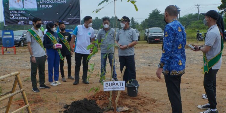Peringati Hari Lingkungan Hidup Sedunia, Bupati HSS Tanam Pohon Tabebuya Merah Di Lokasi Islamic Center