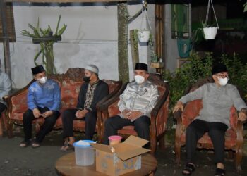 BUPATI HSS BERTAKZIAH KE RUMAH DUKA ALMARHUM M. ALI AKBAR, SE