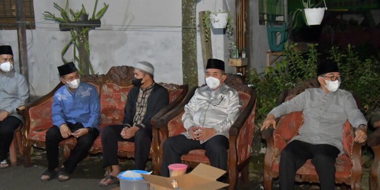 BUPATI HSS BERTAKZIAH KE RUMAH DUKA ALMARHUM M. ALI AKBAR, SE