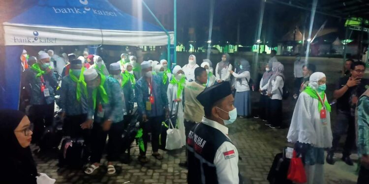 JAMAAH CALON HAJI KAB. HSS MENGIKUTI KEGIATAN PEMERIKSAAN BARANG OLEH TIM KANTOR IMIGRASI BANJARMASIN