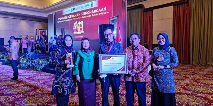 PEMKAB HSS RAIH PENGHARGAAN TOP 5 PADA KOMPETISI PENGELOLAAN PENGADUAN PELAYANAN PUBLIK