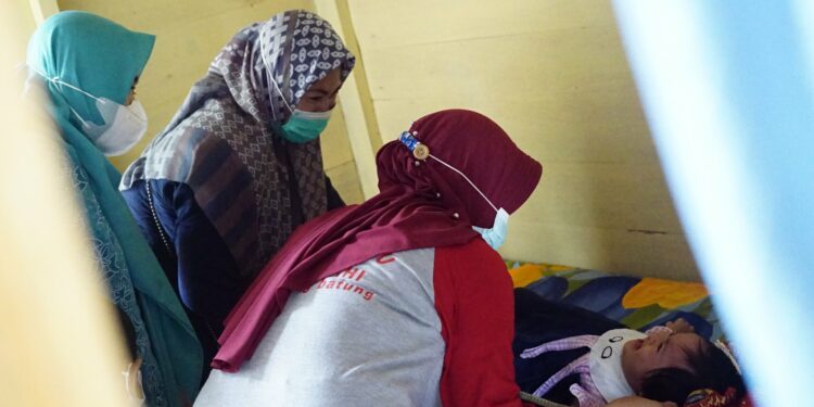 Ketua Tim Penggerak PKK Kecamatan Padang Batung Ny. Venty Lisna Ventiana Heri, SS , mengunjungi Posyandu Dahlia Desa Tabihi, Kecamatan Padang Batung.