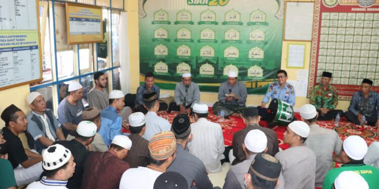 WARGA BINAAN RUTAN KANDANGAN GEMBIRA TERIMA BANTUAN PERALATAN MAULID HABSYI DARI BAZNAS HSS