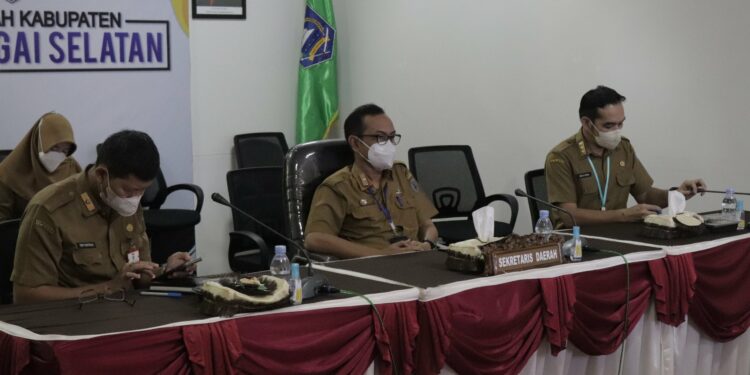 Sekretaris Daerah (Sekda) Kabupaten Hulu Sungai Selatan (HSS) Drs. H. Muhammad Noor, M.AP mengikuti Rapat Koordinasi (Rakor) Percepatan Realisasi Anggaran Pendapatan dan Belanja Daerah (APBD) 2022 di Ruang Media Center Kab. HSS. Senin (20/06).
