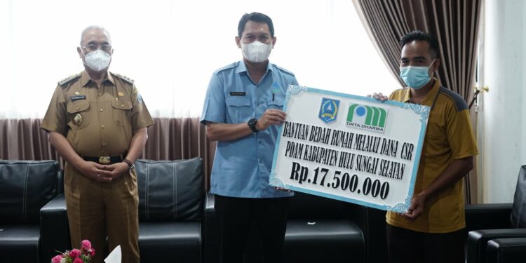 Bupati HSS Menyerahkan Bantuan PRS Melalui Dana CSR PDAM Dalam Program Rumah Sejahtera