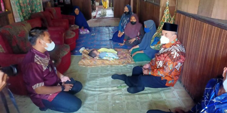 BUPATI LAKUKAN KUNJUNGAN KE KEDIAMAN BAYI PENDERITA HIDROSEFALUS