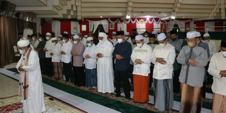PEMKAB HSS GELAR SHOLAT HAJAT BERSAMA DO’AKAN JAMAAH HAJI HSS