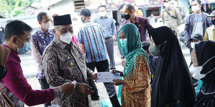 Bupati HSS Serahkan Bantuan Kepada Warga Terdampak Puting Beliung