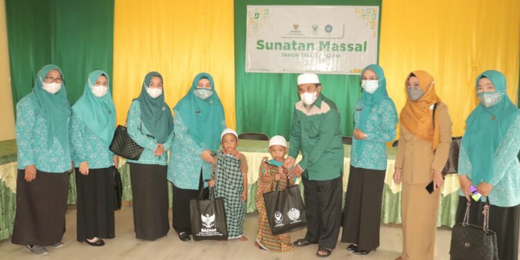 ANAK-ANAK ANTUSIAS IKUTI SUNATAN MASSAL, WAKIL KETUA I TP. PKK HSS BERIKAN SEMANGAT