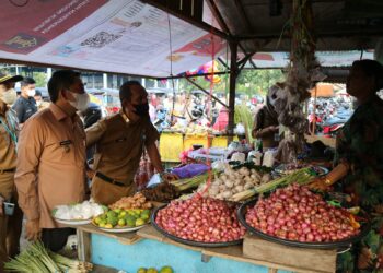 PASTIKAN KETERSEDIAAN BAHAN POKOK AMAN DAN HARGA STABIL, WAKIL BUPATI HSS KUNJUNGI PASAR RAKYAT TERPADU
