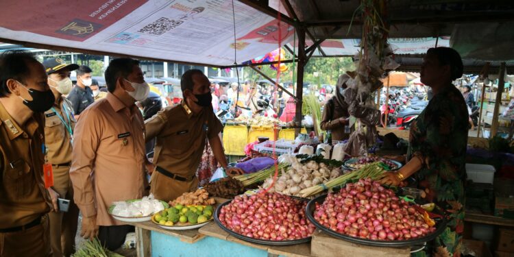 PASTIKAN KETERSEDIAAN BAHAN POKOK AMAN DAN HARGA STABIL, WAKIL BUPATI HSS KUNJUNGI PASAR RAKYAT TERPADU