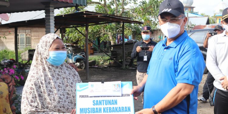SAMBANGI KORBAN KEBAKARAN, BUPATI HSS BERIKAN BANTUAN