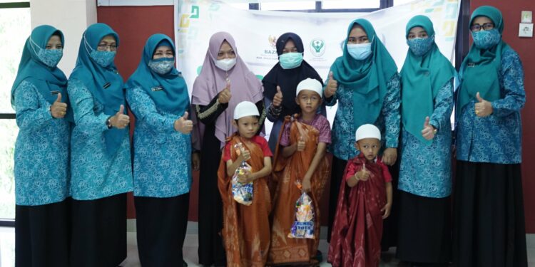 Ketua dan Wakil Ketua I TP-PKK Kab. HSS Tinjau Kegiatan Sunatan Massal 1443 H / 2022 M Hari ke-2