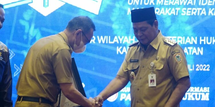 PEMKAB HSS MENERIMA SERTIFIKAT KEKAYAAN INTELEKTUAL KOMUNAL BUDAYA “MAMBARU BARAS” PADA ACARA MOBILE INTELLECTUAL PROPERTY CLINIC 2022