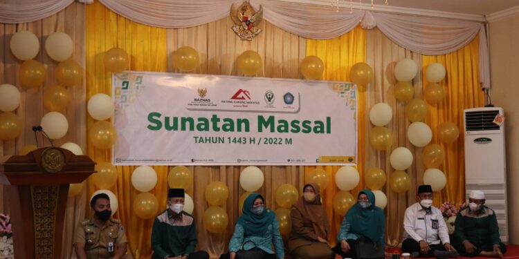 Ketua TP-PKK Kab. HSS Buka Kegiatan Sunatan Massal 1443 H / 2022 M