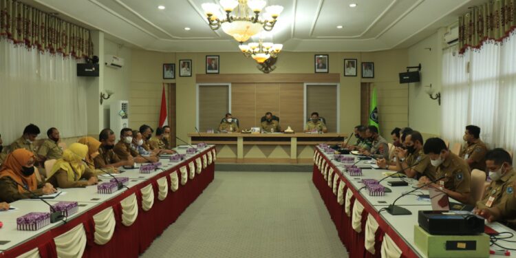 “ASISTEN PEMERINTAHAN DAN KESEJAHTERAAN RAKYAT SEKRETARIAT DAERAH KAB. HSS PIMPIN RAPAT PERSIAPAN DAN PEMBENTUKAN PANITIA HUT RI KE-77”